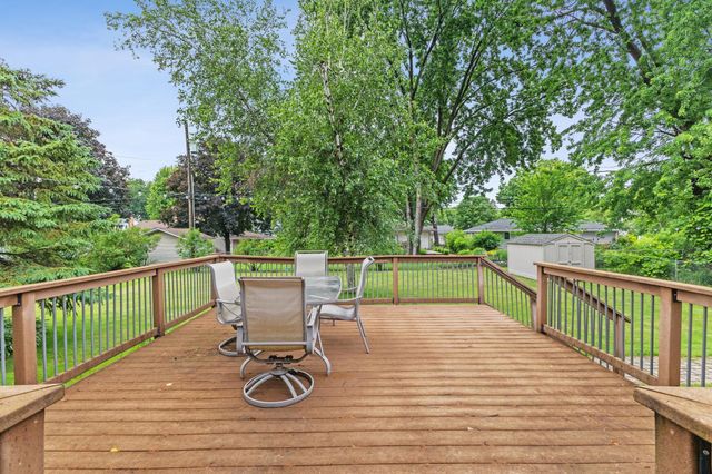 1405 Belmont Lane W, Roseville, MN 55113