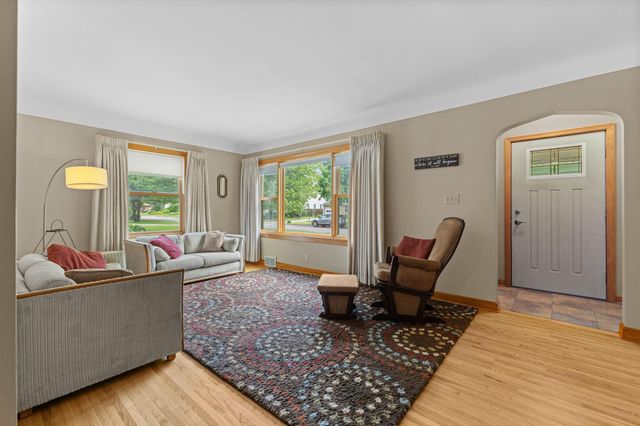 1405 Belmont Lane W, Roseville, MN 55113