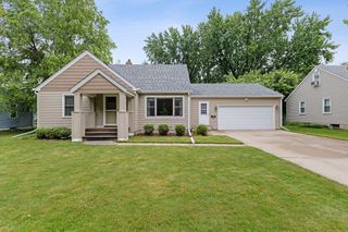 1405 Belmont Lane W, Roseville, MN 55113