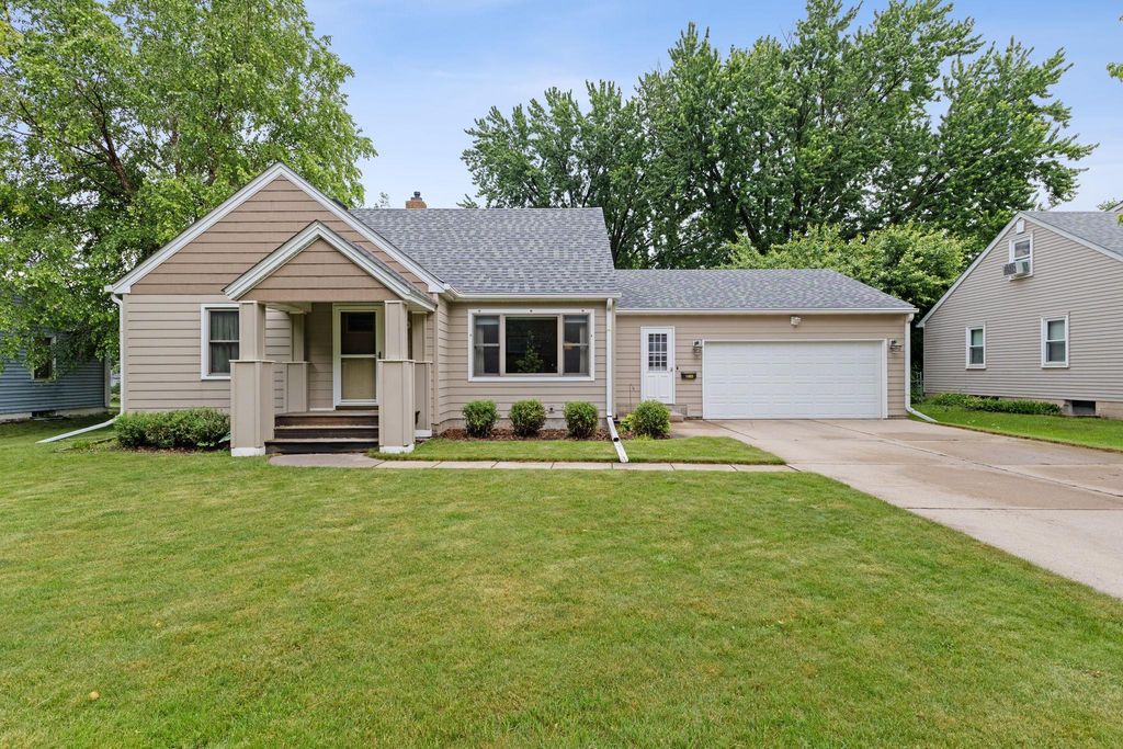 1405 Belmont Lane W, Roseville, MN 55113