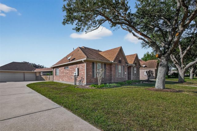 2834 Martina Drive, Friendswood, TX 77546