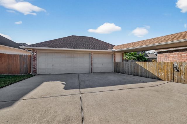2834 Martina Drive, Friendswood, TX 77546