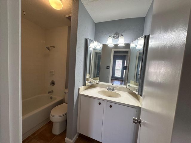 714 Bering Drive 36, Houston, TX 77057