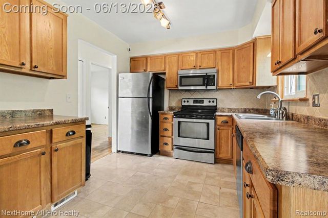 14242 Park Street, Livonia, MI 48154
