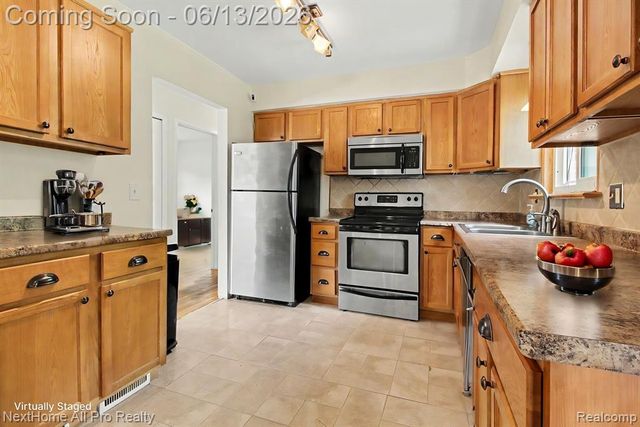 14242 Park Street, Livonia, MI 48154