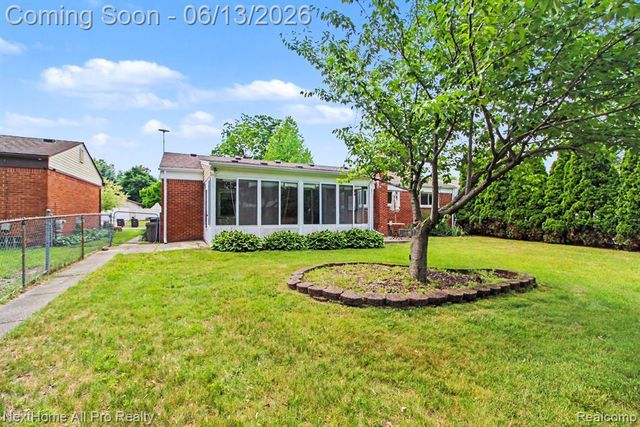 14242 Park Street, Livonia, MI 48154
