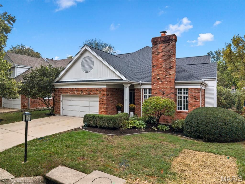 9017 Fair Oaks Crescent Court, Richmond Heights, MO 63117