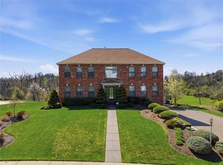 130 Maclaine Dr, Collier Twp, PA 15106