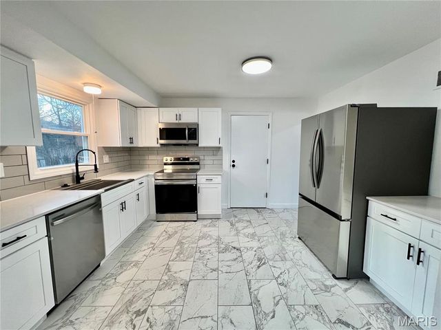 83 Grand Circle Drive, Maryland Heights, MO 63043