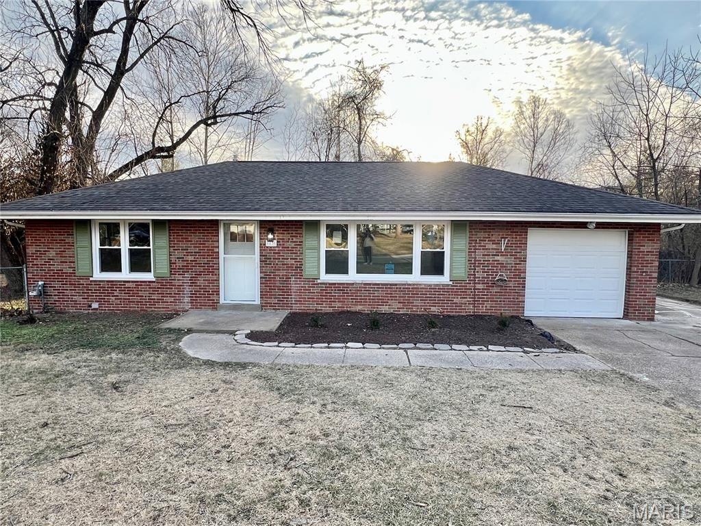 83 Grand Circle Drive, Maryland Heights, MO 63043