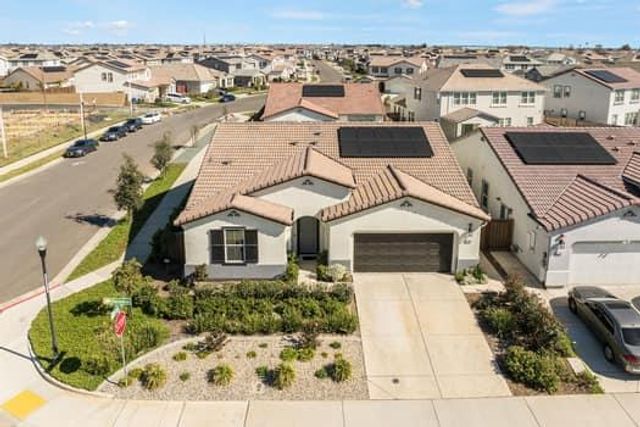 7447 Darque Way, Elk Grove, CA 95757