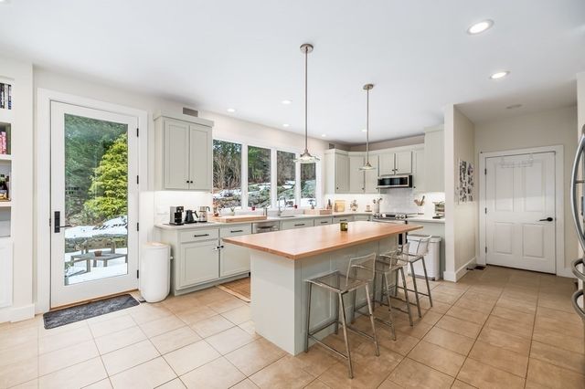 33 Forster Rd, Manchester, MA 01944