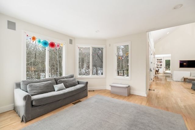 33 Forster Rd, Manchester, MA 01944