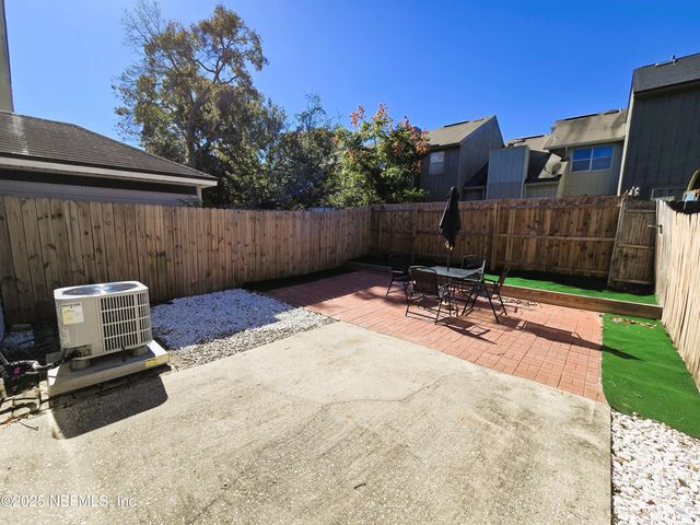 1132 FROMAGE Circle E, Jacksonville, FL 32225