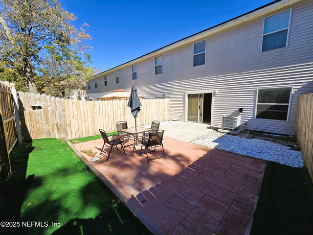 1132 FROMAGE Circle E, Jacksonville, FL 32225