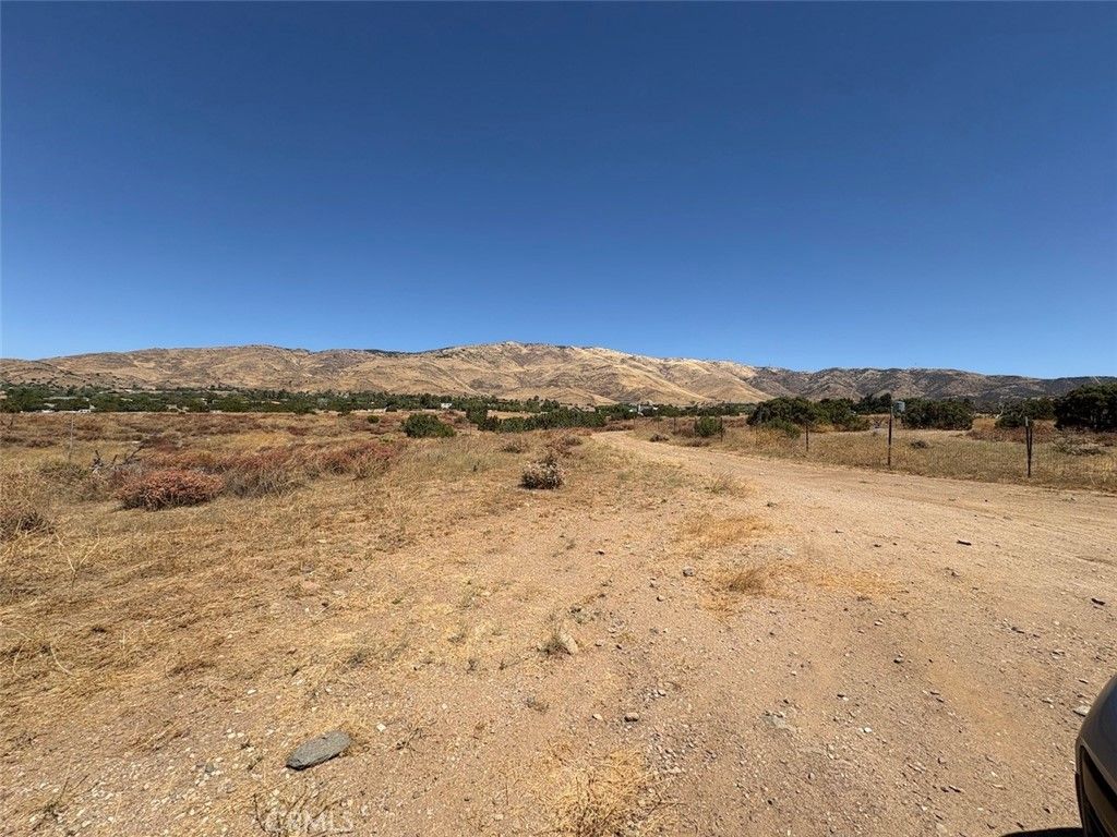 Image 5 of property listing at 21 Shannondale rd., Acton, CA 93510