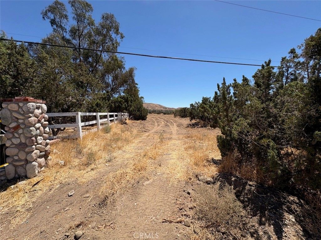 Image 8 of property listing at 21 Shannondale rd., Acton, CA 93510