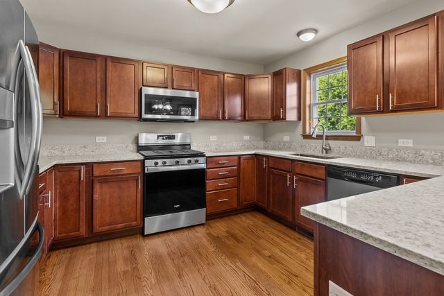 814 Robert Drive, Woodstock, IL 60098