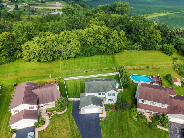 814 Robert Drive, Woodstock, IL 60098