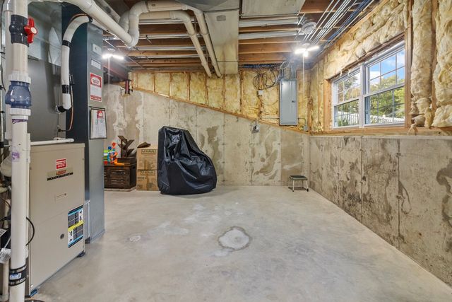 814 Robert Drive, Woodstock, IL 60098