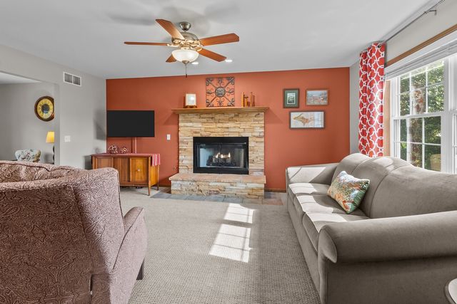 814 Robert Drive, Woodstock, IL 60098