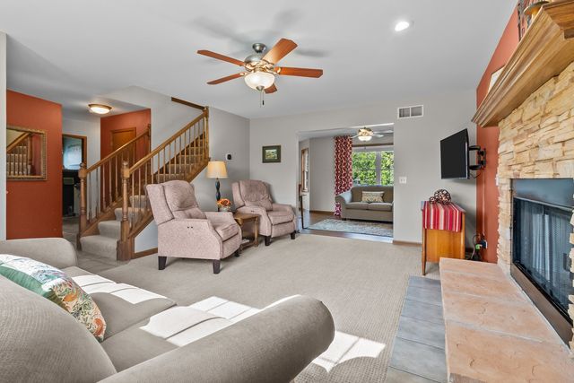 814 Robert Drive, Woodstock, IL 60098