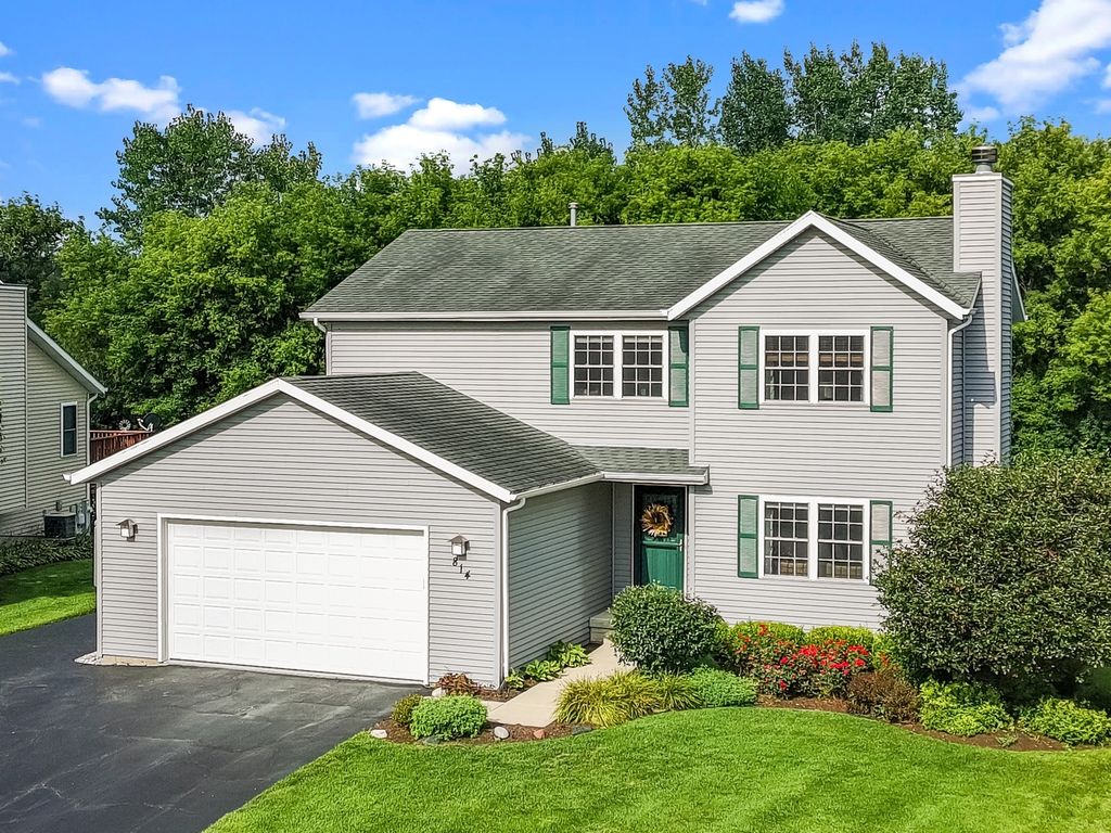 814 Robert Drive, Woodstock, IL 60098