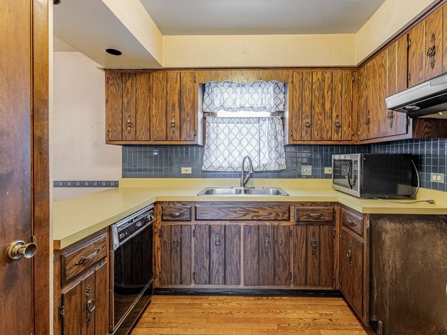 18136 Oakwood Avenue, Lansing, IL 60438