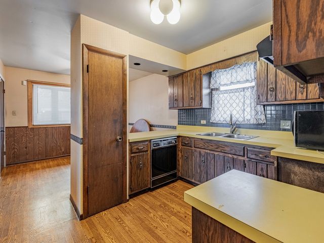 18136 Oakwood Avenue, Lansing, IL 60438