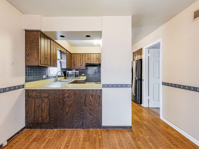 18136 Oakwood Avenue, Lansing, IL 60438