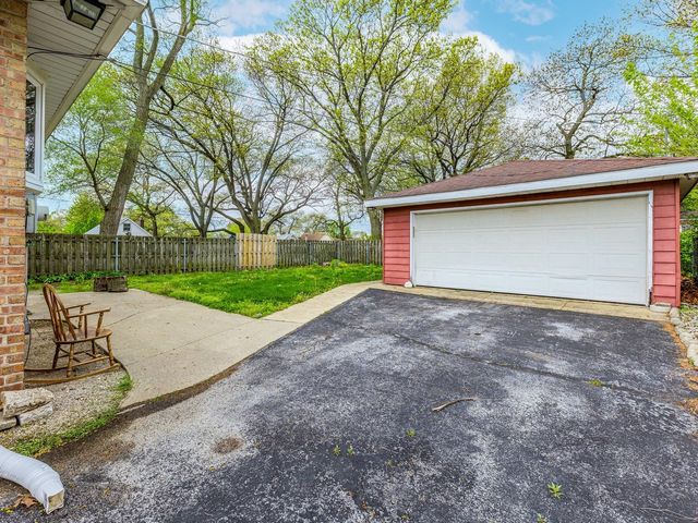 18136 Oakwood Avenue, Lansing, IL 60438