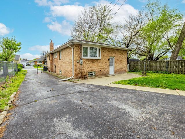 18136 Oakwood Avenue, Lansing, IL 60438