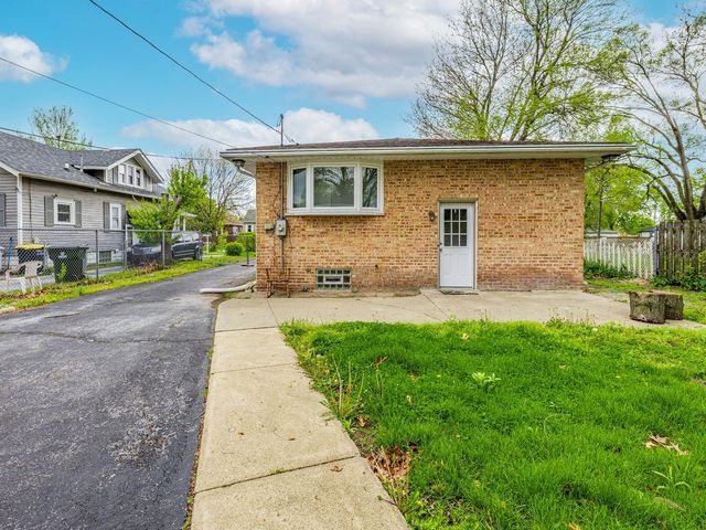 18136 Oakwood Avenue, Lansing, IL 60438