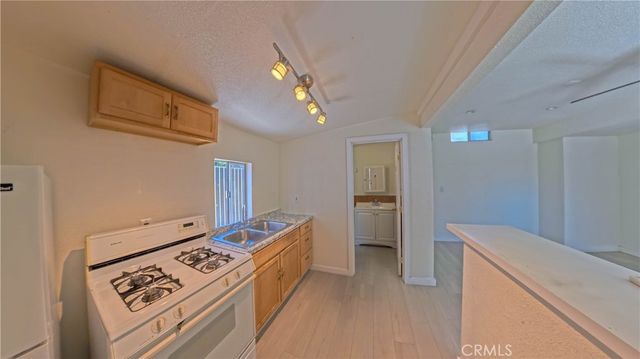 300 N Carmelo, Pasadena, CA 91107