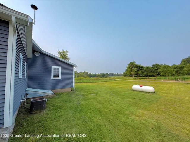 1013 E Broadway Highway, Charlotte, MI 48813