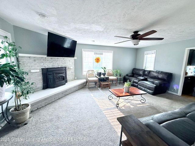 1013 E Broadway Highway, Charlotte, MI 48813