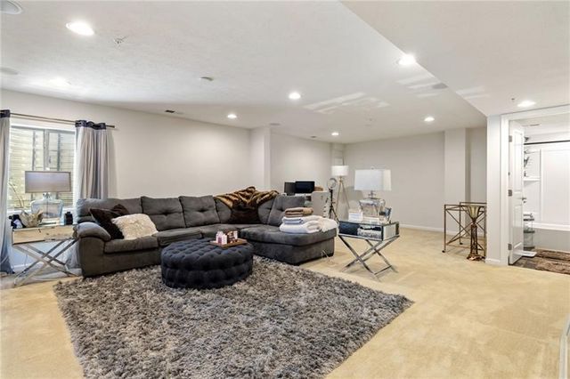 2020 connecticut ln, Franklin Park, PA 15143