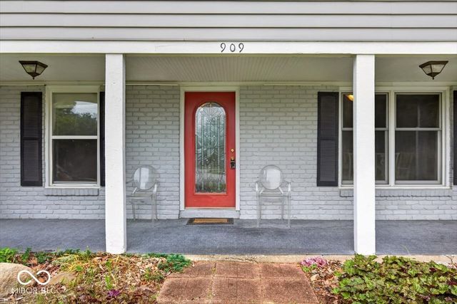 909 Cardinal Drive, Zionsville, IN 46077