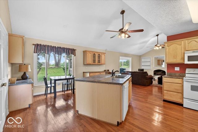 909 Cardinal Drive, Zionsville, IN 46077