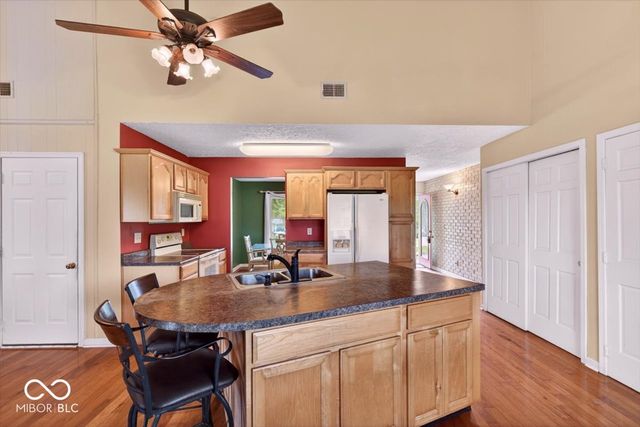 909 Cardinal Drive, Zionsville, IN 46077