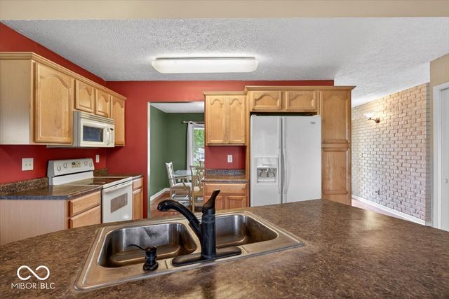 909 Cardinal Drive, Zionsville, IN 46077