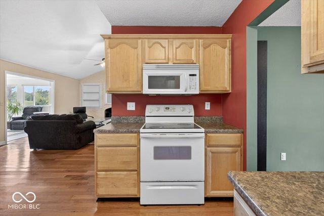 909 Cardinal Drive, Zionsville, IN 46077