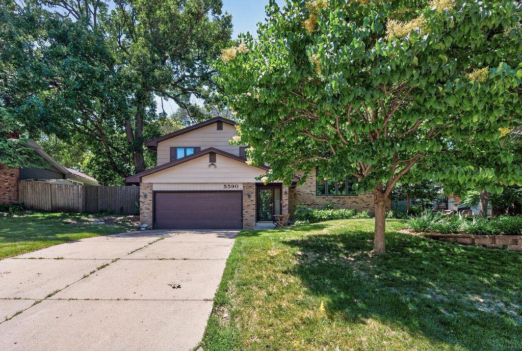 5590 Matterhorn Drive NE, Fridley, MN 55432