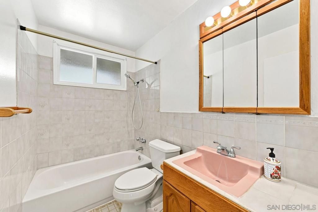Image 15 of property listing at 12509 Taunt Rd., Poway, CA 92064