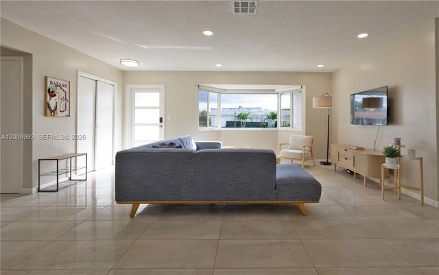 609 S Crescent Drive, Hollywood, FL 33021