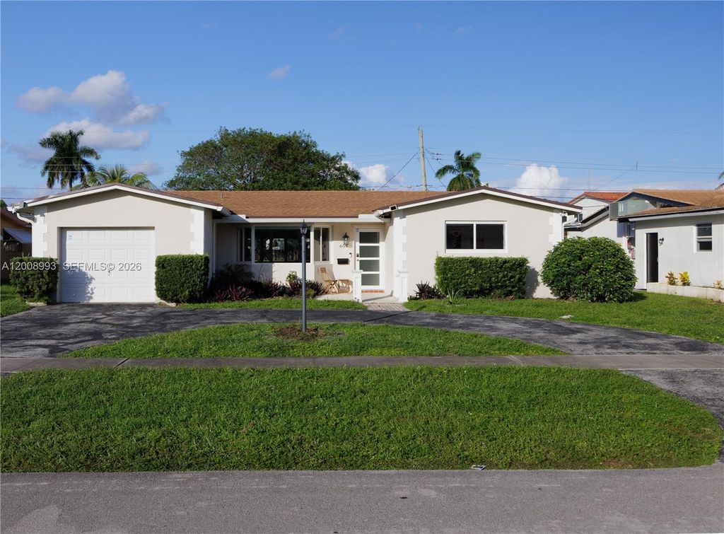 609 S Crescent Drive, Hollywood, FL 33021