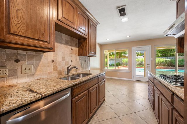 815 Vail Drive, Arlington, TX 76012