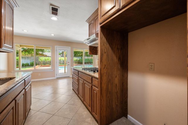815 Vail Drive, Arlington, TX 76012