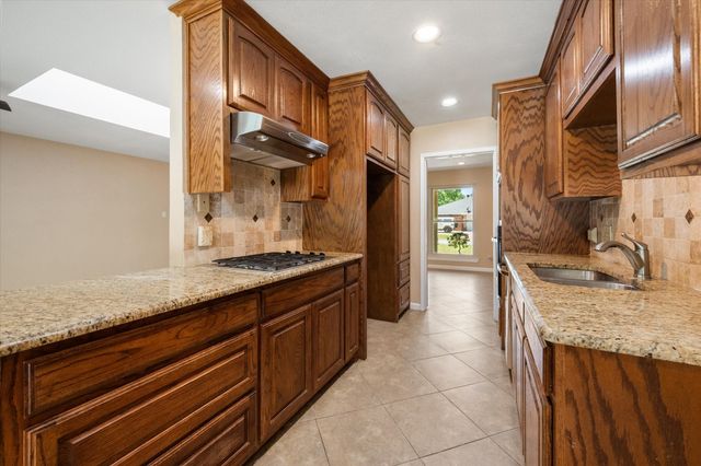 815 Vail Drive, Arlington, TX 76012