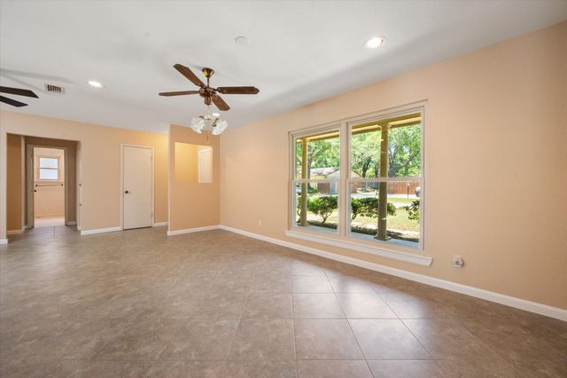 815 Vail Drive, Arlington, TX 76012